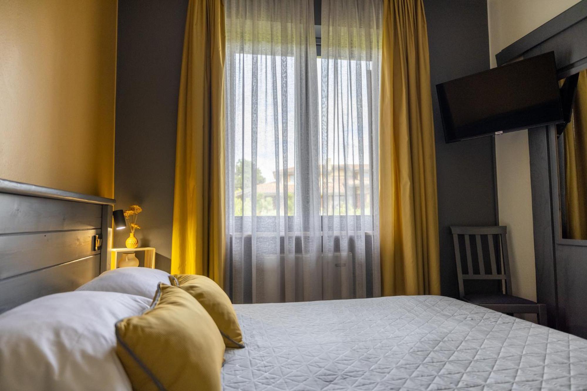 Hotel Florence Manerba del Garda Bagian luar foto
